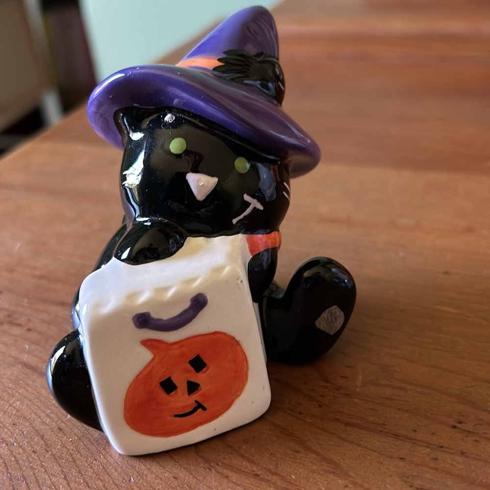 Halloween Ceramic Decorative Salt and Pepper Shakers - Picture 4 of 12